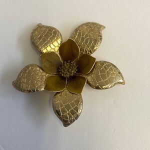 Elegant Gold Flower Brooch , Vintage, EUC